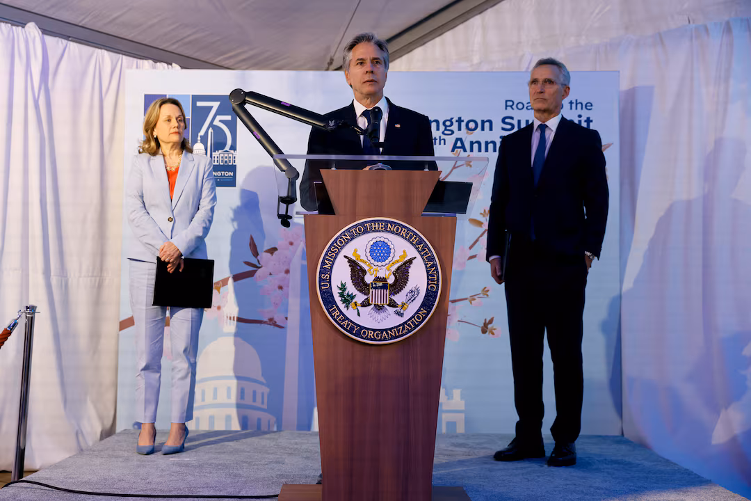 Державний секретар США Ентоні Блінкен виступає поруч із генеральним секретарем НАТО Єнсом Столтенбергом і послом США в НАТО Джуліанною Сміт під час церемонії з нагоди 75-ї річниці підписання Північноатлантичного договору в Брюсселі, Бельгія, 3 квітня , 20